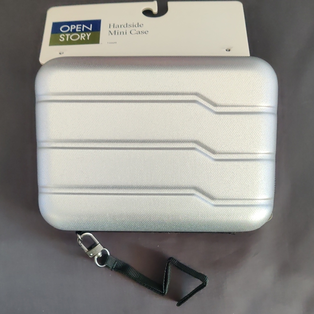 Beauty and Skincare Bundle In Hard Shell Cosmetic Case - Picture 4 of 5
